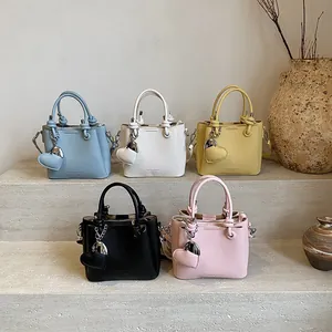Collection de sacs à main en cuir grainé avec breloques cœur et bandoulières