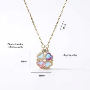 Collar de trébol dorado con colgante de cuatro corazones y detalles de cristal fino