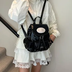 Sac à dos à la mode en cuir noir brillant avec poches multiples et plaque métallique