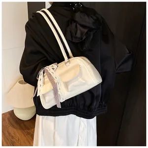 Detail van de crème vintage PU schoudertas met decoratieve zakken en een strik