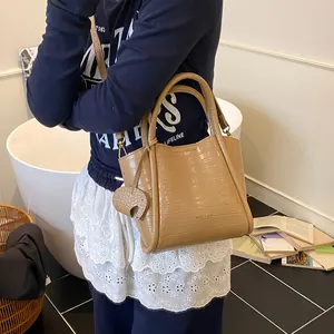 Sac seau élégant motif crocodile camel avec doubles poignées et breloque éléphant assortie