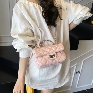 Borsa a tracolla trapuntata rosa con catena argento e chiusura in metallo donna