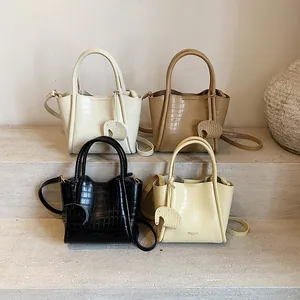 Sacs seau à motif crocodile en quatre couleurs avec breloques éléphant et bandoulière