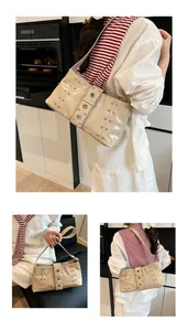 Dettaglio della borsa a spalla in vernice beige con borchie e fibbia in metallo