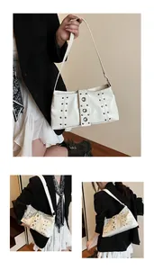 Dettaglio della borsa a spalla bianca stile Y2K con borchie metalliche e occhielli decorativi