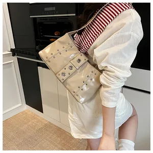 Borsa a spalla in pelle verniciata beige con borchie metalliche e cinturino con occhielli