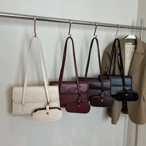 Retro schoudertassen in vier kleuren met bijpassende mini-bedeltjes en ontwerp