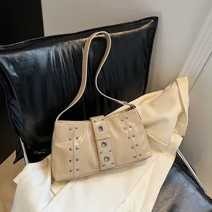 Borsa Sottobraccio da Donna Y2K Punk con Rivetti Pelle PU Lucida Grande Capacità Occhielli Metallici Borsa a Spalla Tinta Unita