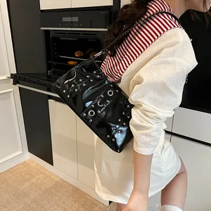 Borsa tote minimalista in vernice nera con borchie punk argento e tracolla regolabile