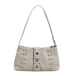 Borsa sottobraccio grigio chiaro minimalista con rivetti argento e tracolla regolabile