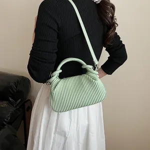 Borsa a mano verde menta plissettata minimalista con manico tondo e tracolla staccabile