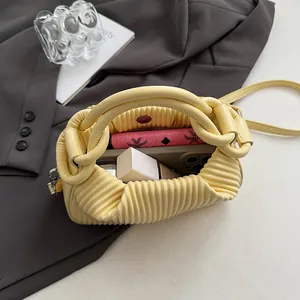 Borsa a nuvola increspata giallo chiaro con spazio interno per cellulare e portafoglio