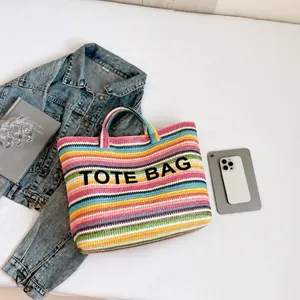 Flachbild von bunt gestreiften gewebten Tragetasche mit TOTE BAG Stickerei Schriftzug