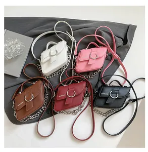 Détail de mini sacs selle en cinq couleurs avec boucles argentées et texture litchi