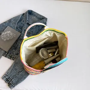 Detailansicht des geräumigen Innenraums mit Reißverschlusstasche dieser gestreiften Basttasche