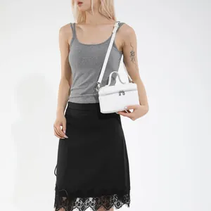 Sac à main minimaliste en cuir blanc avec poignée et bandoulière en métal argenté