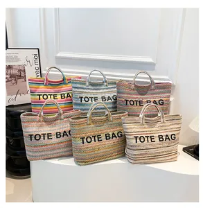 Détail de cabas tissés à rayures colorées avec broderie TOTE BAG en diverses couleurs