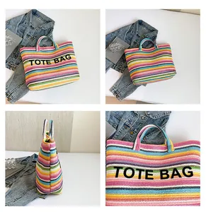 Vue détaillée du sac cabas en paille tissée à rayures colorées et texte noir