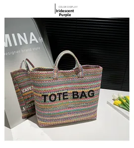 Détail du sac cabas tissé multicolore en Violet Magique avec broderie TOTE BAG
