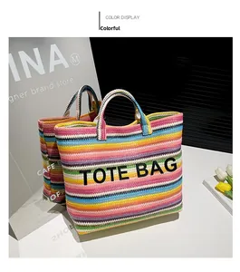 Gros plan sur le cabas en raphia à rayures multicolores et broderie TOTE BAG
