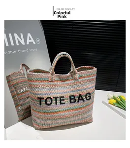 Détail macro d'un sac cabas tissé coloré avec des broderies de texte noires
