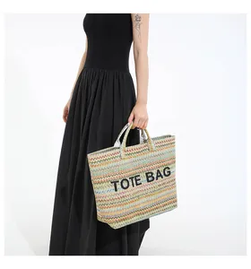 Vue détaillée d'un sac cabas tissé coloré avec broderie TOTE BAG en paille