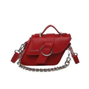 Sacoche selle rétro rouge en cuir grainé avec anneau argenté et bandoulière chaîne