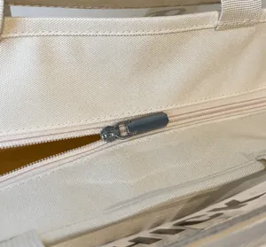 Gros plan sur la fermeture éclair fluide en métal d'un grand sac cabas en toile robuste