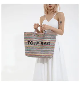 Détail du sac cabas tissé coloré avec broderie vibrante et lettrage logo noir