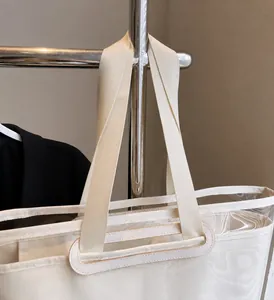 Détail de la sangle tissée large et des coutures renforcées d'un grand sac cabas