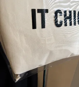 Détail du sac cabas en toile avec couche PVC transparente et lettres IT CHIC