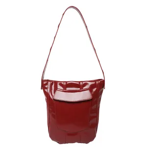 Borsa a secchiello vintage in pelle verniciata rossa lucida con tasca frontale