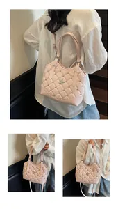 Dettaglio della borsa rosa in PU trapuntato con stella argentata e decorazioni borchiate