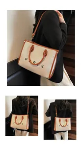 Bolso tote de lona con correas de cuero mostrado en varios estilos de transporte