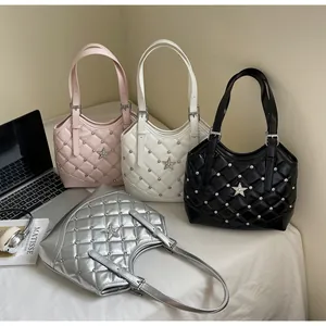 Dettagli di borse in pelle PU trapuntata con borchie metalliche e stelle di strass