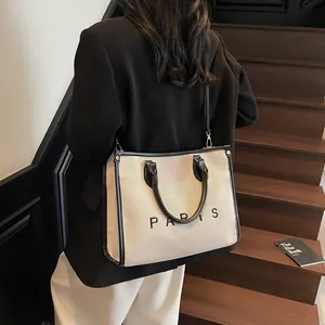 Bolso tote de lona beige con estampado de París y ribetes de cuero negro