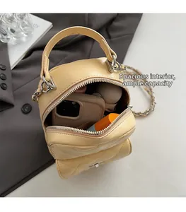 Vue détaillée de l'intérieur du sac matelassé montrant le rangement pour téléphone