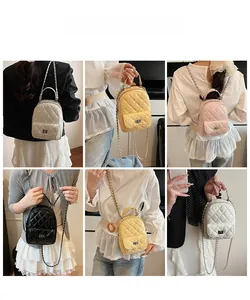 Mini sac à dos matelassé avec chaîne en métal présenté sous plusieurs angles sur un modèle