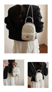 Détails de sac à dos matelassé beige avec bandoulière chaîne et fermoir doré