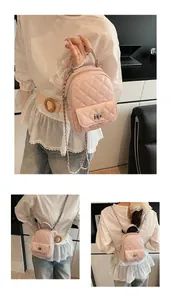 Vues détaillées du mini sac à dos matelassé rose clair avec bandoulière et fermoir argenté