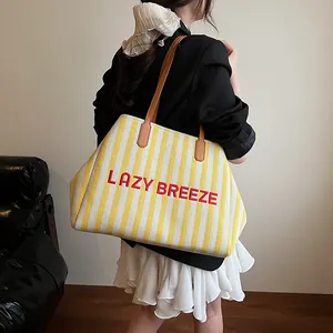 Sac fourre-tout rayé jaune en toile avec broderie LAZY BREEZE et anses en cuir brun