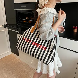 Sac fourre-tout en toile rayé noir et blanc avec broderie rouge et fines anses en similicuir