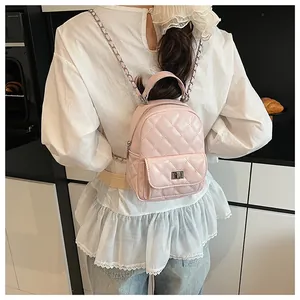 Mini sac à dos matelassé rose chic avec bandoulière chaîne porté par un mannequin