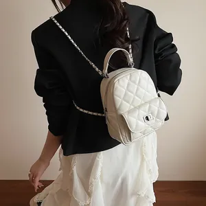 Mini sac à dos blanc matelassé chic avec motif en losange et bretelles en chaîne argent