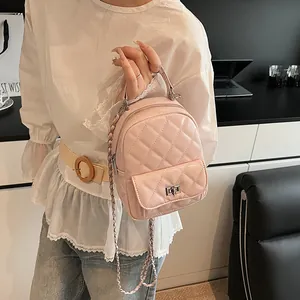 Mini sac à dos matelassé rose pour femme avec bandoulière chaîne et fermoir pivotant chic
