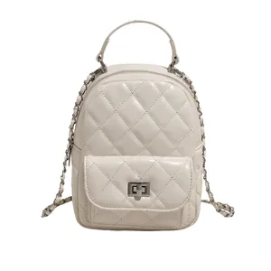 Mini sac à dos beige en cuir verni matelassé avec chaîne en métal et fermoir rotatif