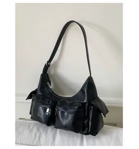 Detailansicht der matten PU-Lederstruktur und silbernen Reißverschlüsse dieser schwarzen Tasche