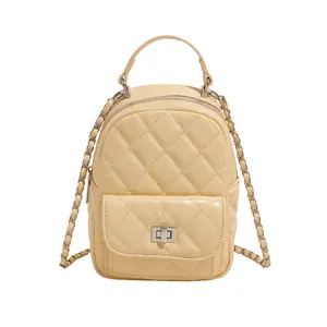 Mini zaino minimalista in pelle trapuntata beige con spalline in catena d'argento