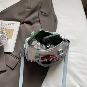 Sac sous le bras bleu et crème avec nœud rouge et démonstration de l'espace de rangement