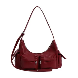 Dunkelrote Hobo-Umhängetasche mit Multi-Taschen-Design und verstellbarem Gurt in Mattoptik